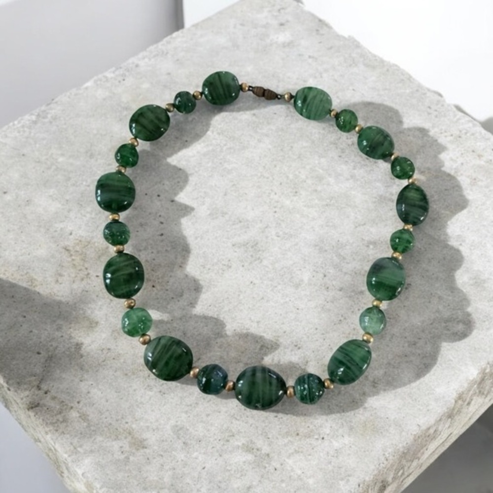 graduated green malachite like  bead necklace with a brass-tone clasp.